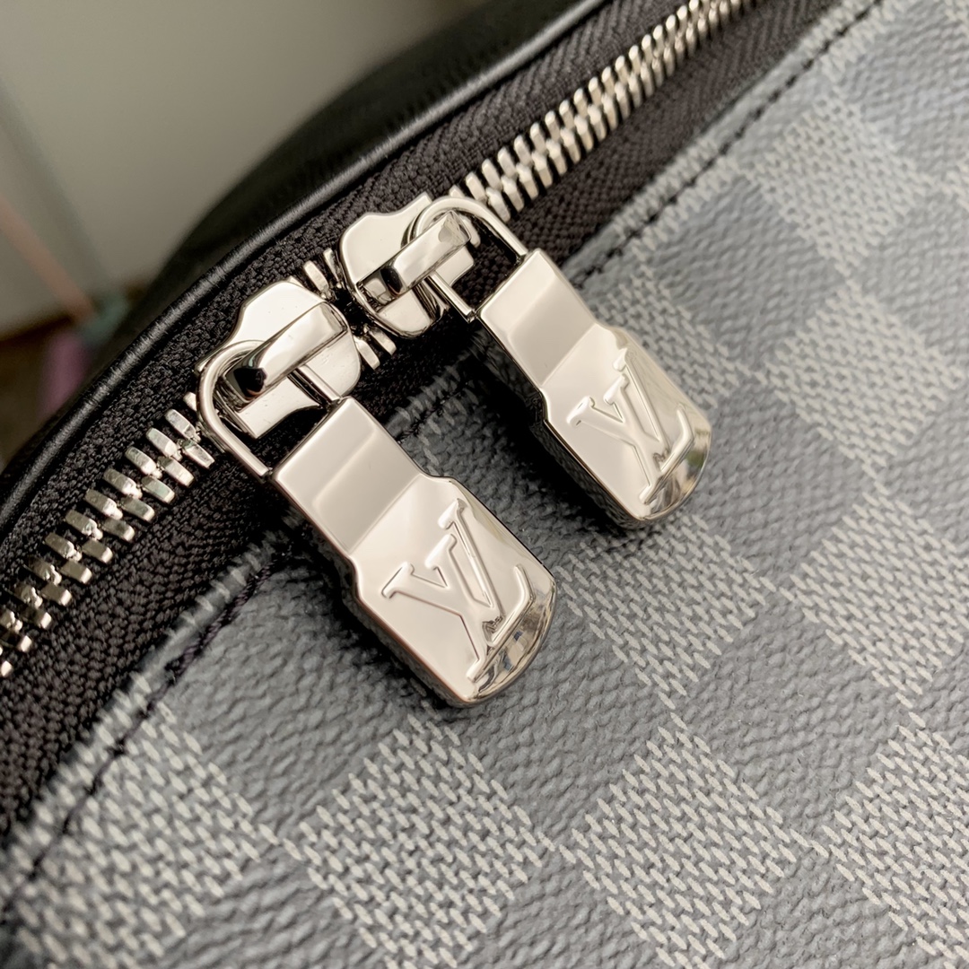 l**is V*t*n discovery backpack-30*40*20cm