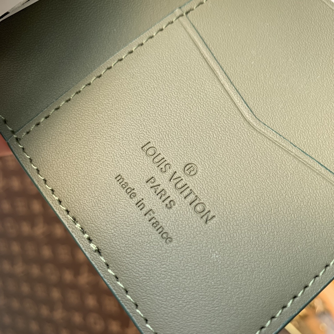 l**is V*t*n aerogram wallet-8 x 11 x 1cm