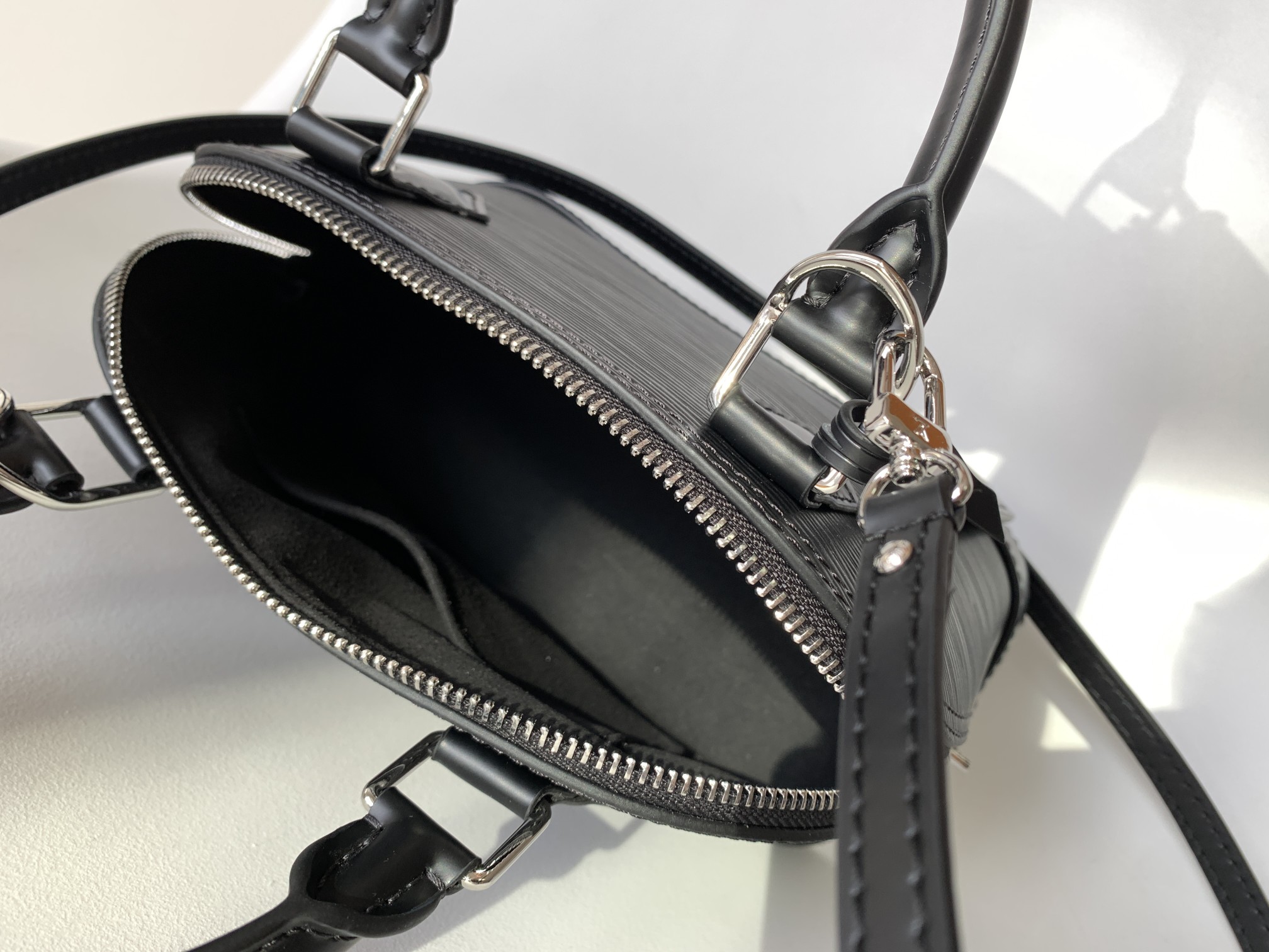 l**is V*t*n m41327 alma bb-25*19*12cm