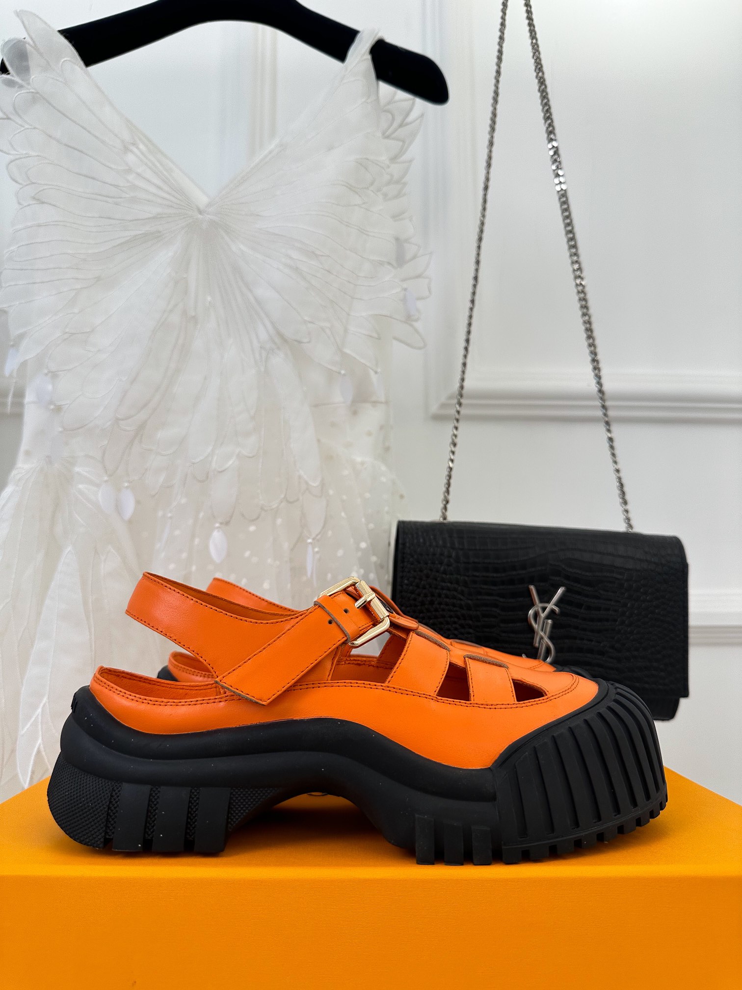l**is V*t*n sandals