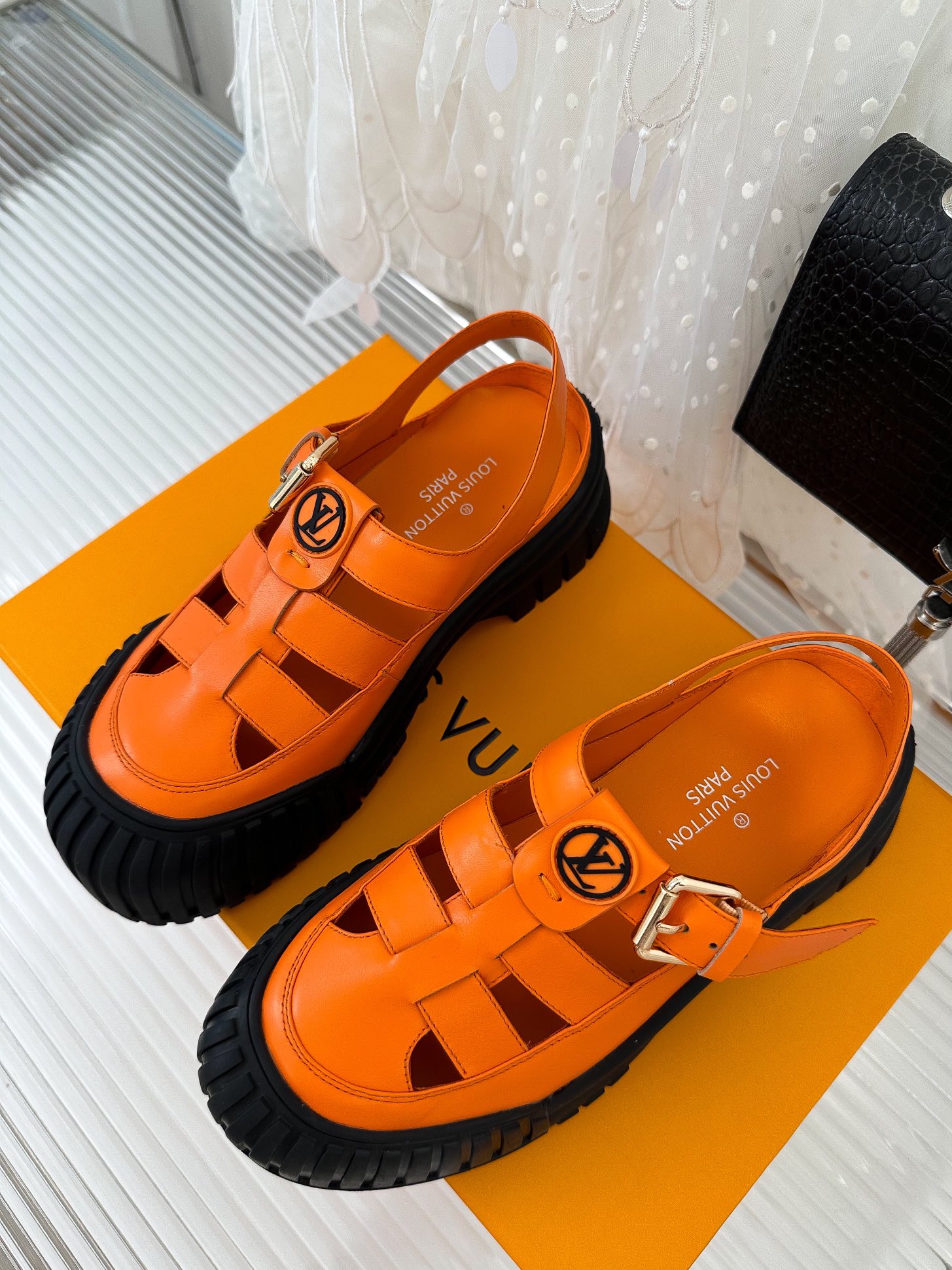 l**is V*t*n sandals