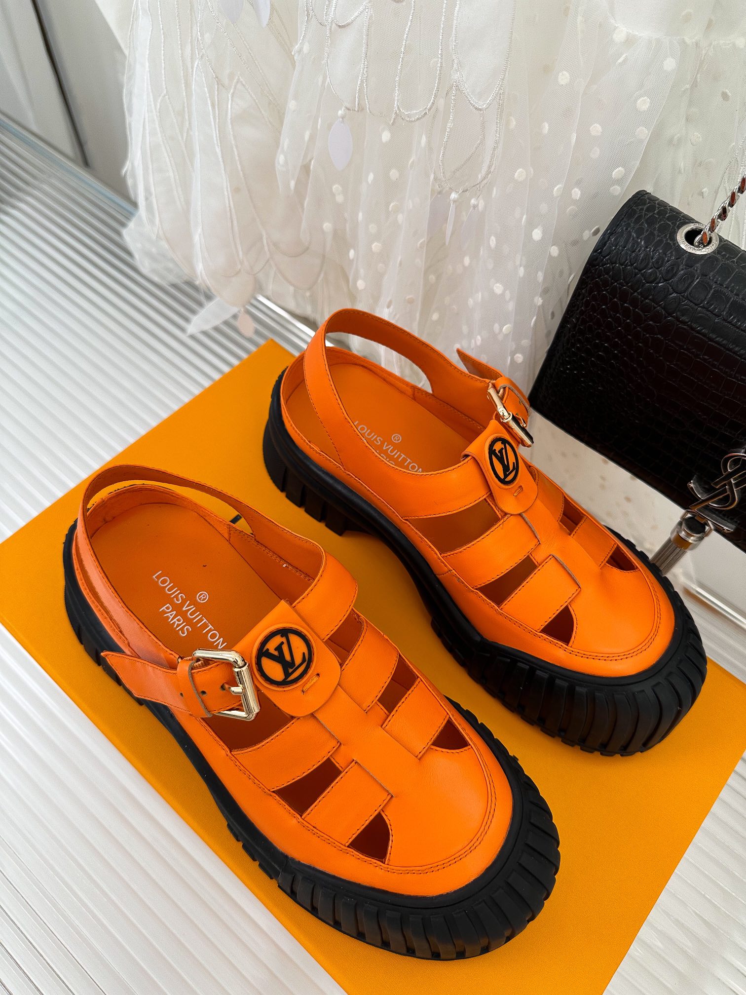l**is V*t*n sandals