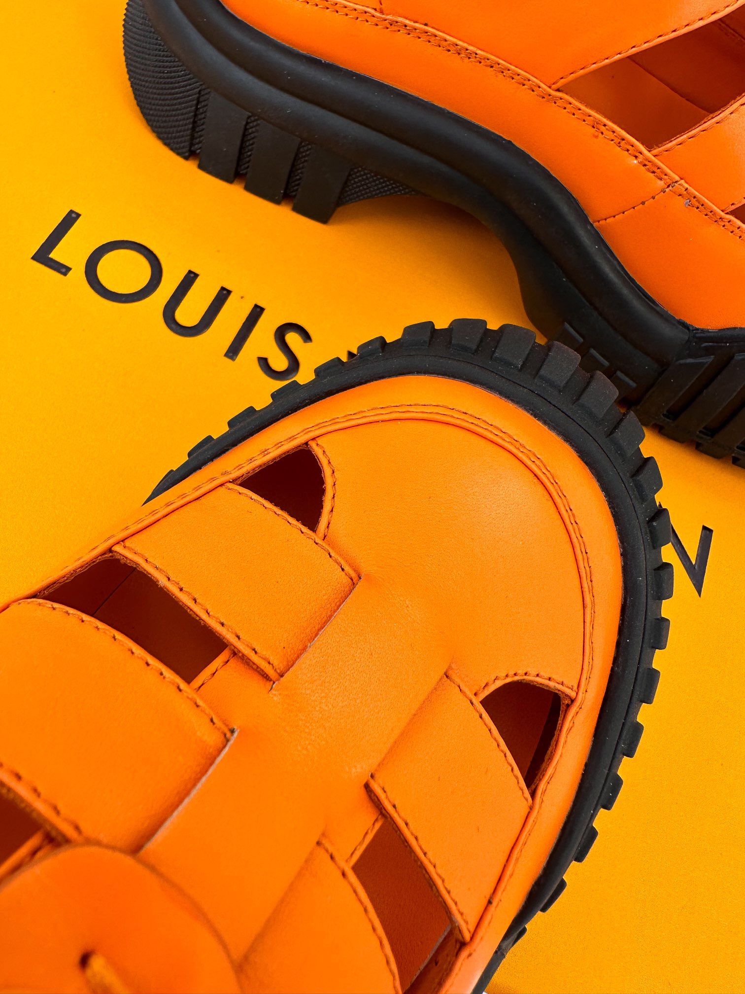 l**is V*t*n sandals