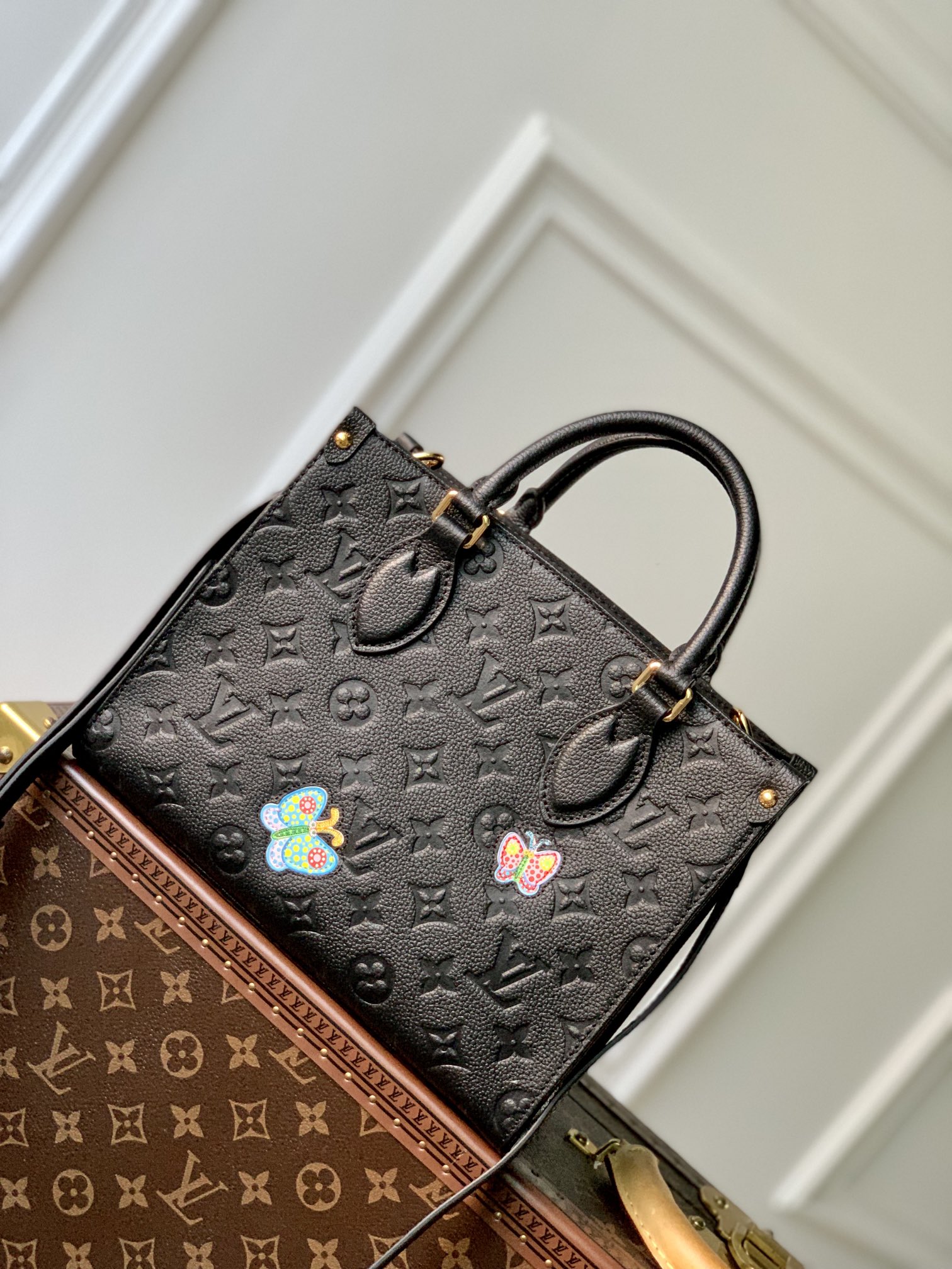 l**is V*t*n onthego handbag- m21732-25*19*11.5 cm