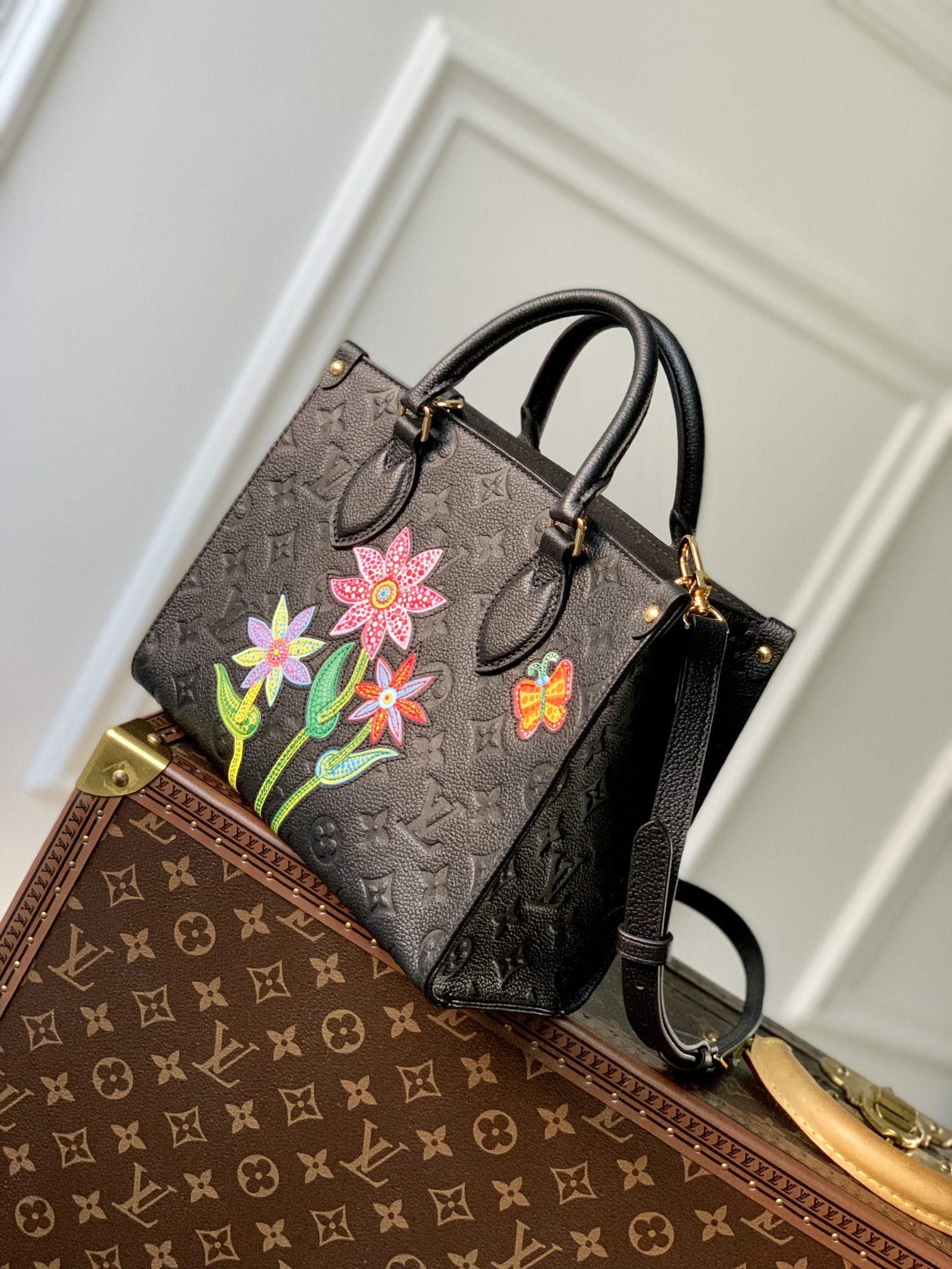 l**is V*t*n onthego handbag- m21732-25*19*11.5 cm