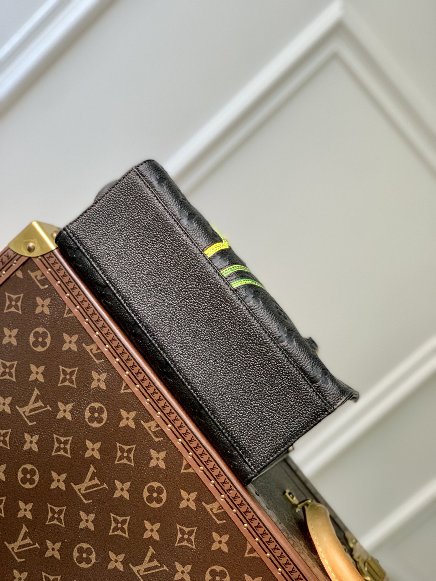 l**is V*t*n onthego handbag- m21732-25*19*11.5 cm