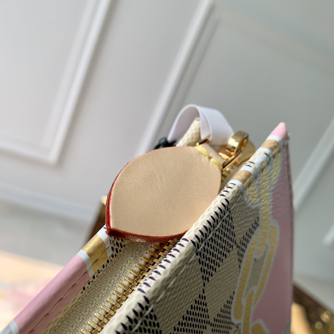 l**is V*t*n toiletry pouch on chain-25 x 20 x 5.5cm