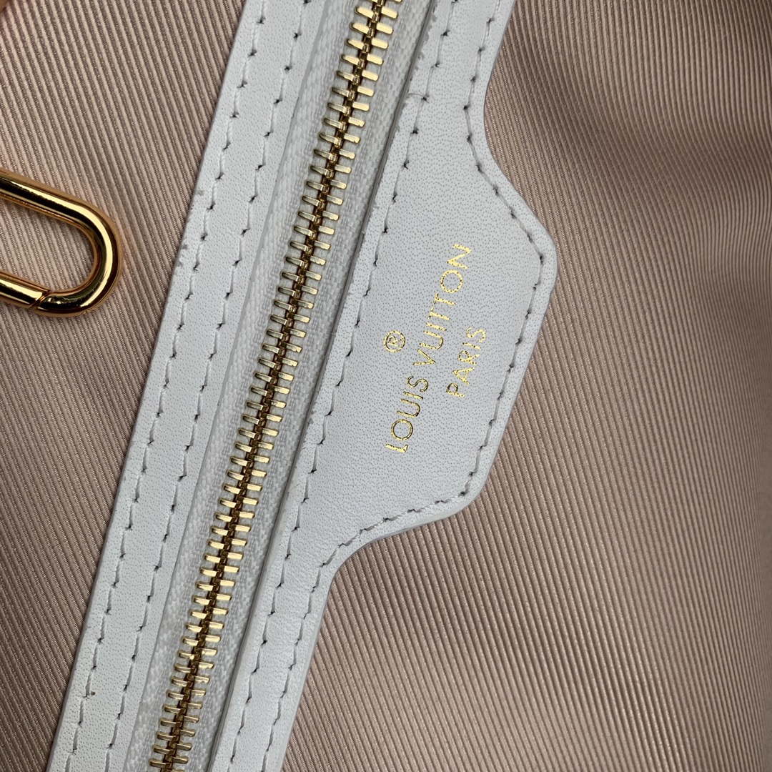 l**is V*t*n neverful m21733-32*29*17cm