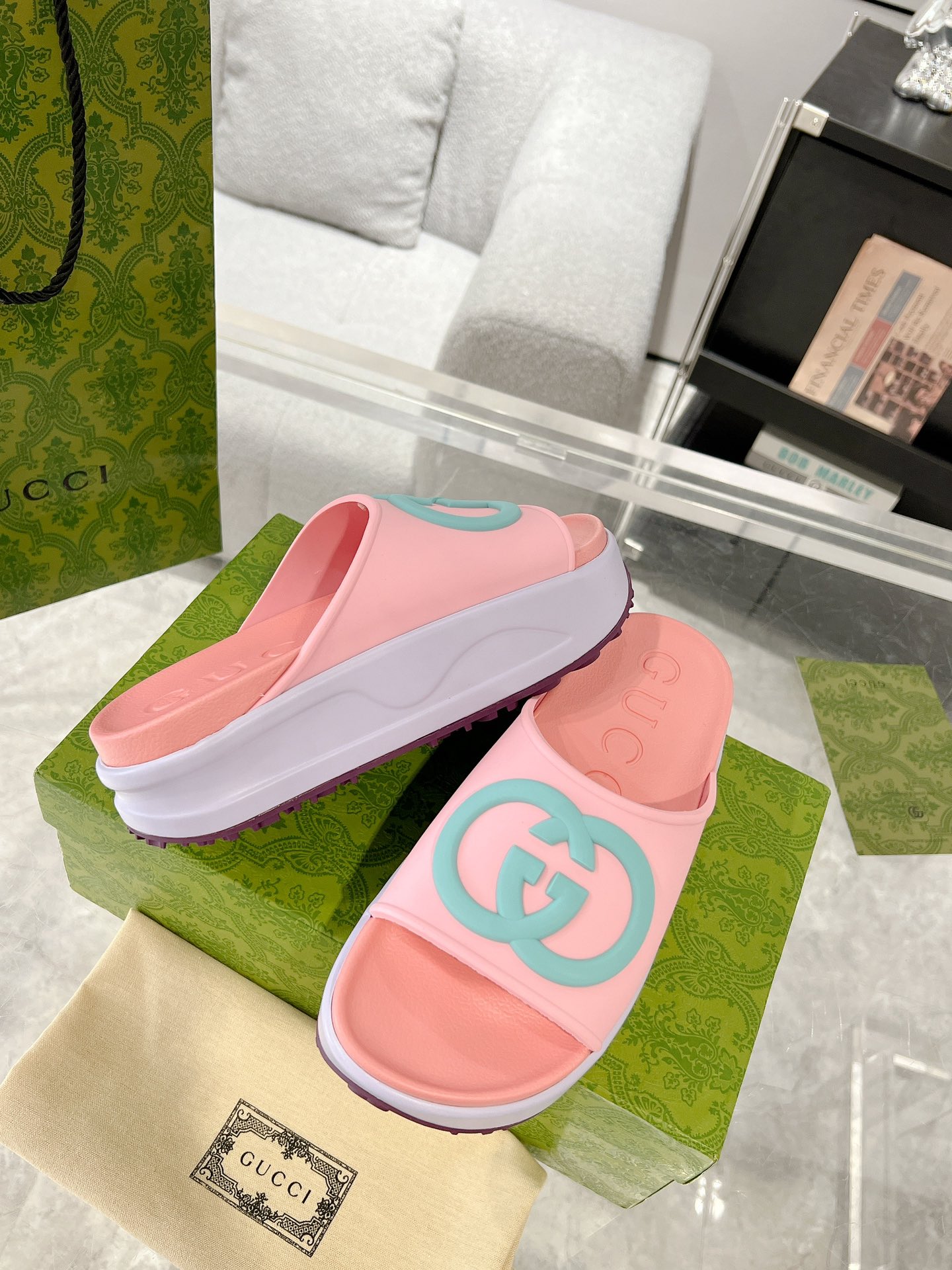 G*u*i slides -5cm