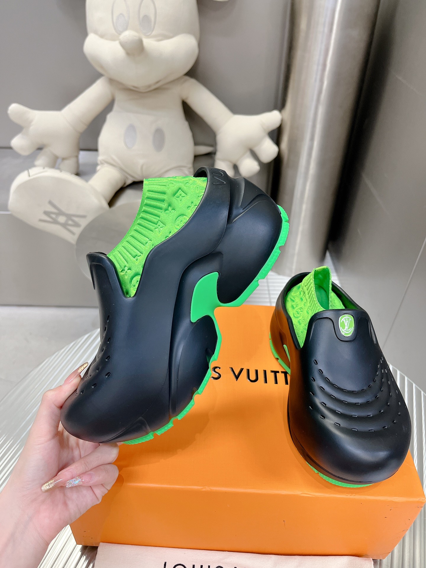 l**is V*t*n shark clog slippers(eu35-40)