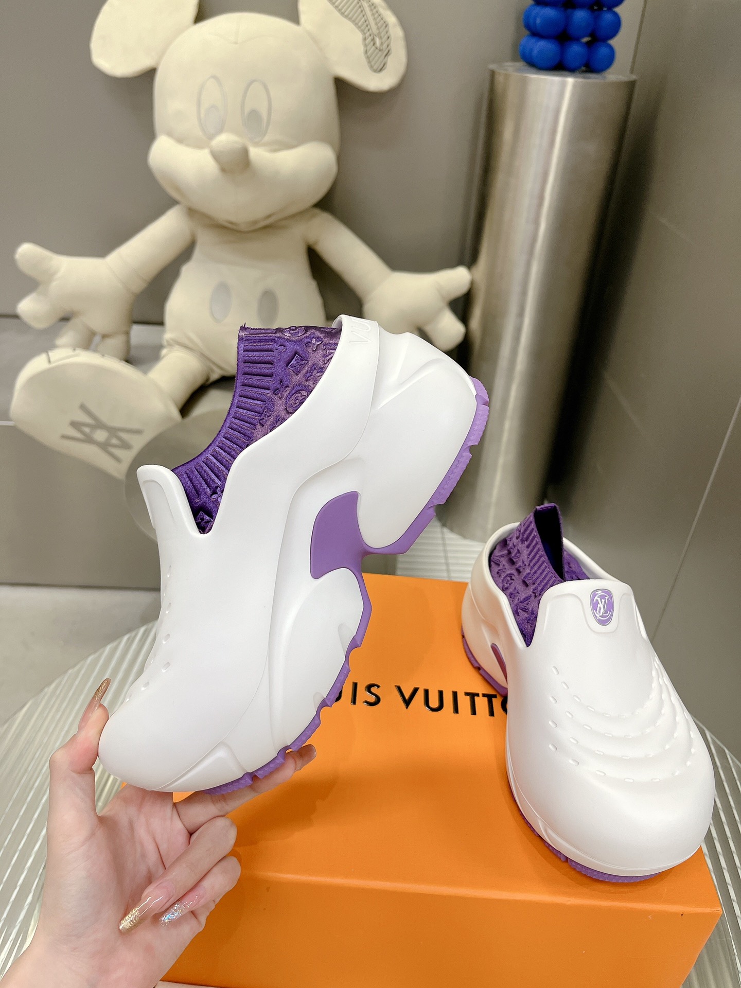 l**is V*t*n shark clog slippers(eu35-40)