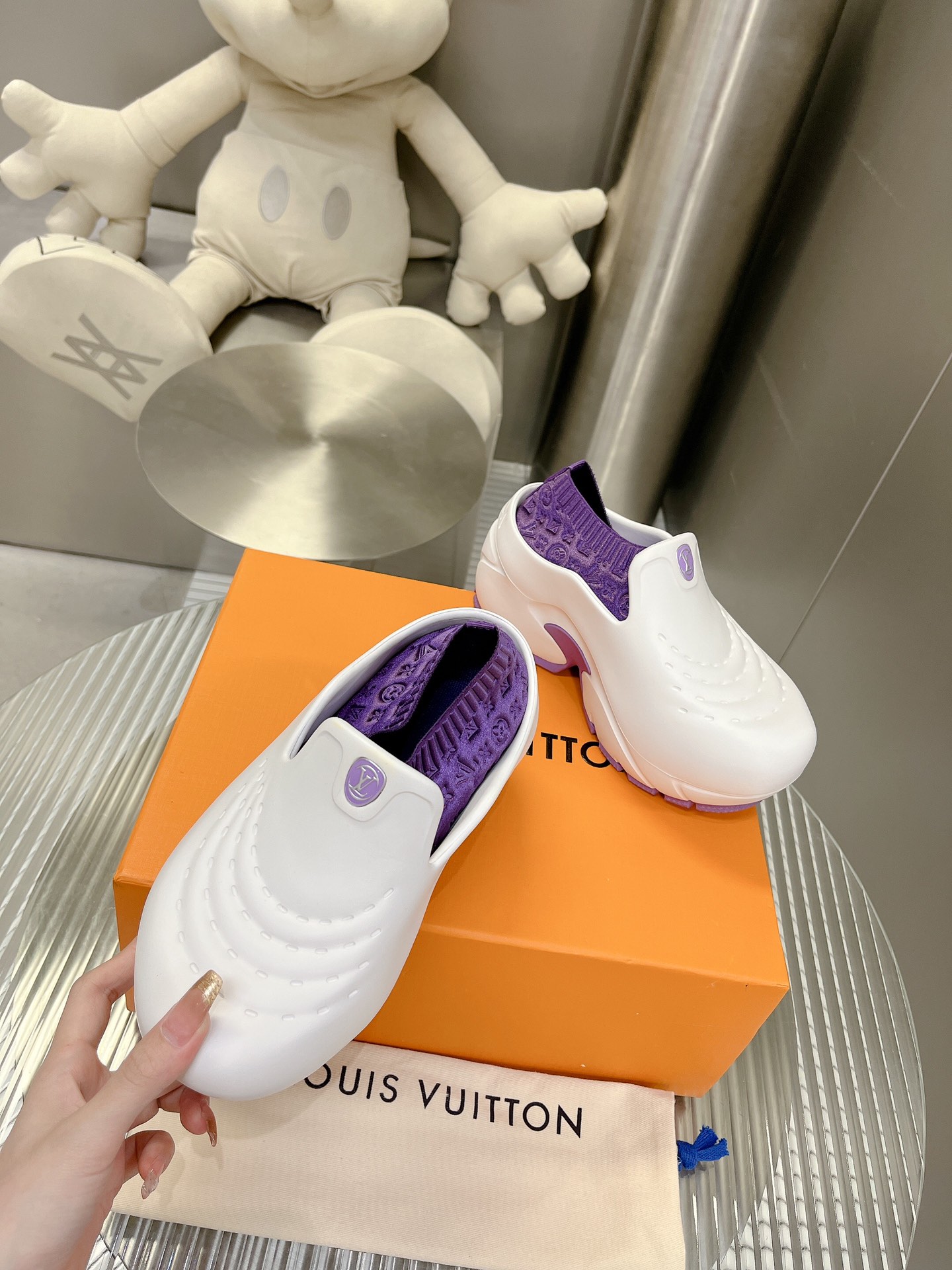 l**is V*t*n shark clog slippers(eu35-40)