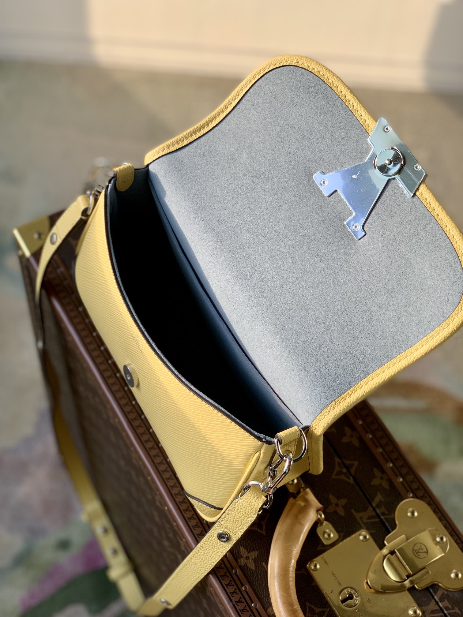 l**is V*t*n buci handbag-24.5 x 15.5 x 9cm