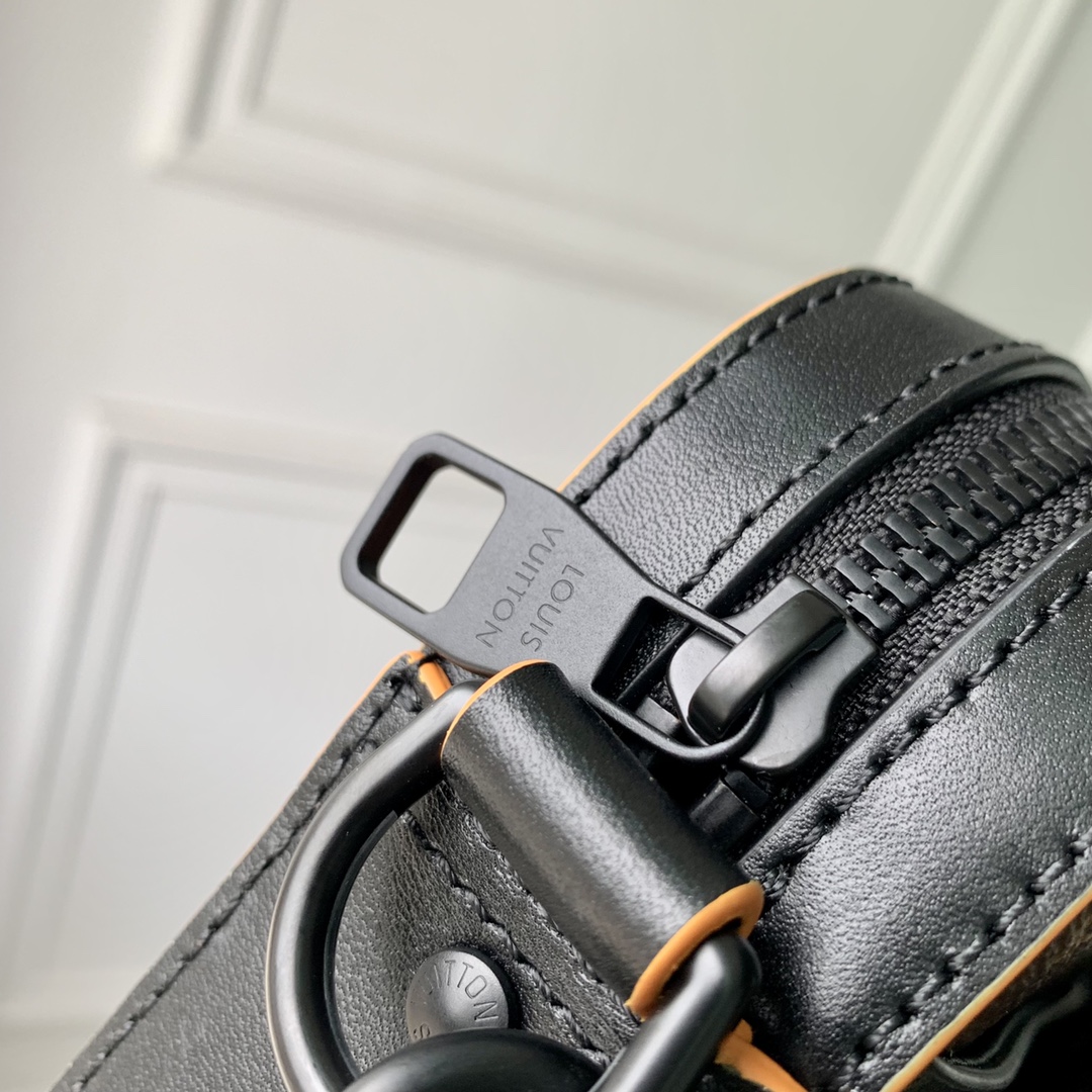 l**is V*t*n trio messenger bag -m22481-25 x 18.5 x 7cm