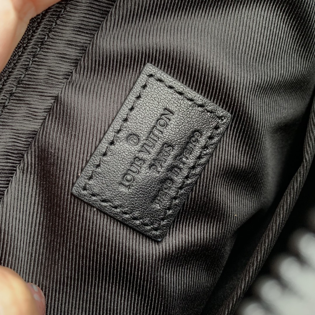 l**is V*t*n trio messenger bag -m22481-25 x 18.5 x 7cm