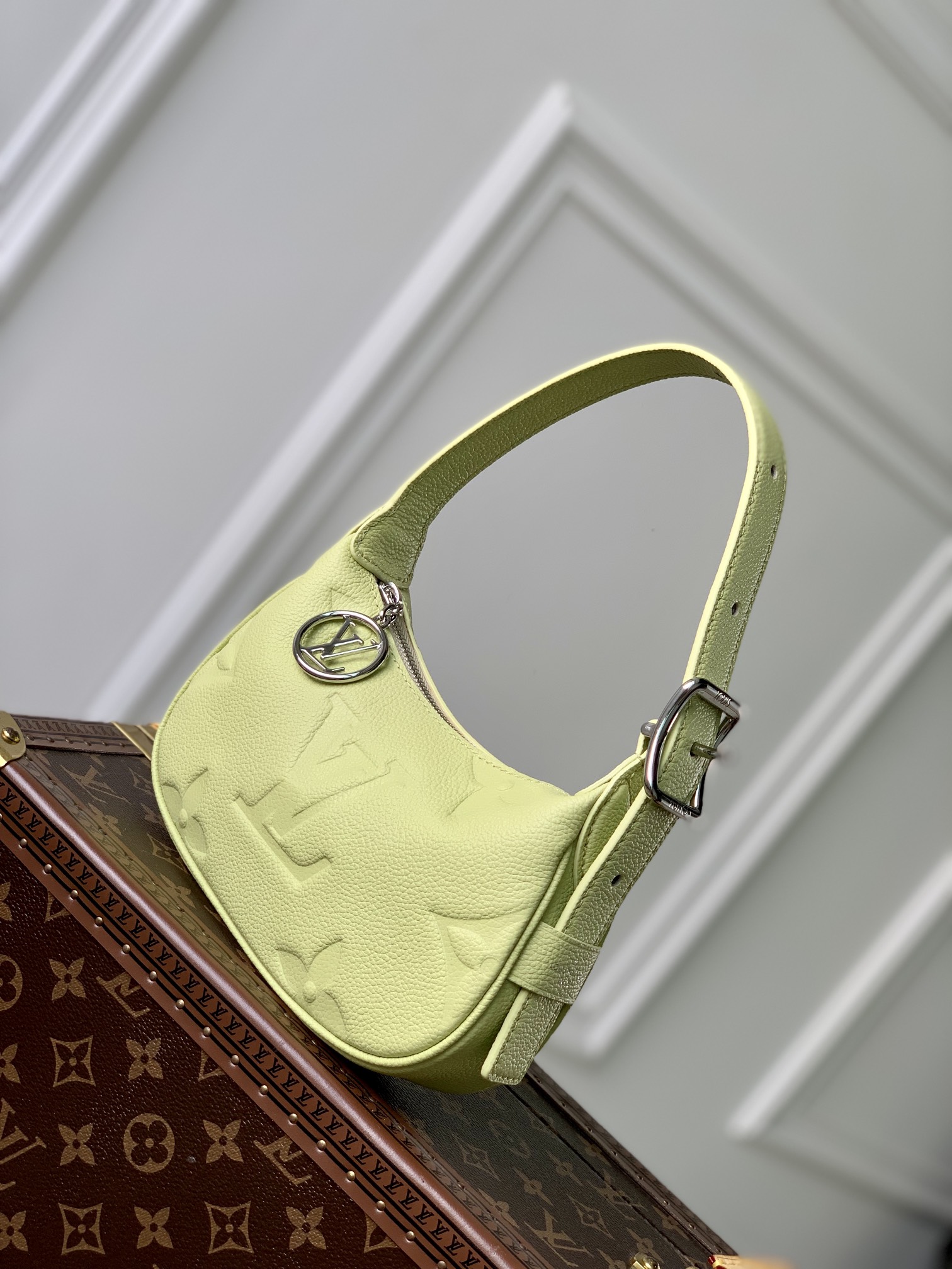 l**is V*t*n mini moon bag m46692-20.5 x 11 x 5cm