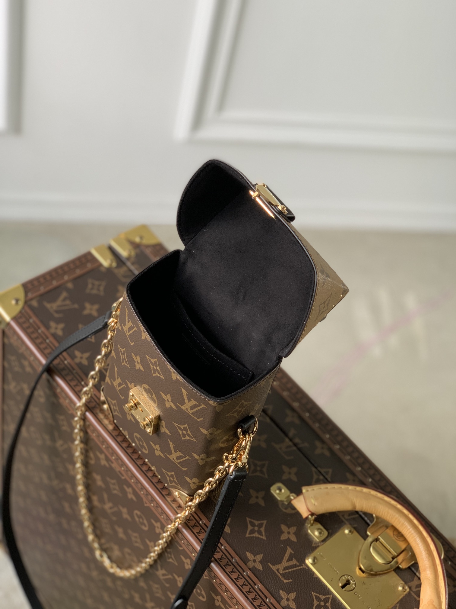 l**is V*t*n camera box-m82465-12.5*17.6*6cm