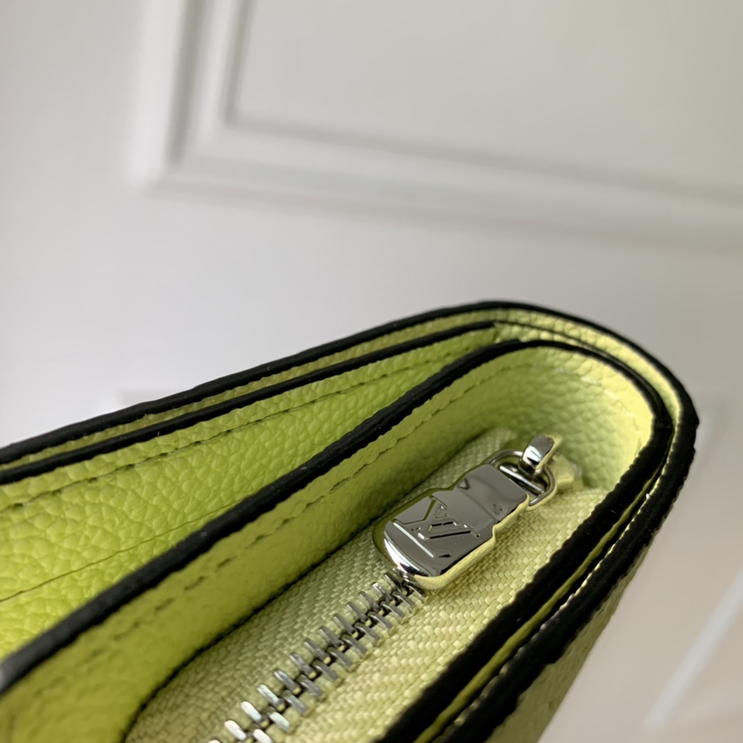 l**is V*t*n wallet-11×8.5×3.5cm