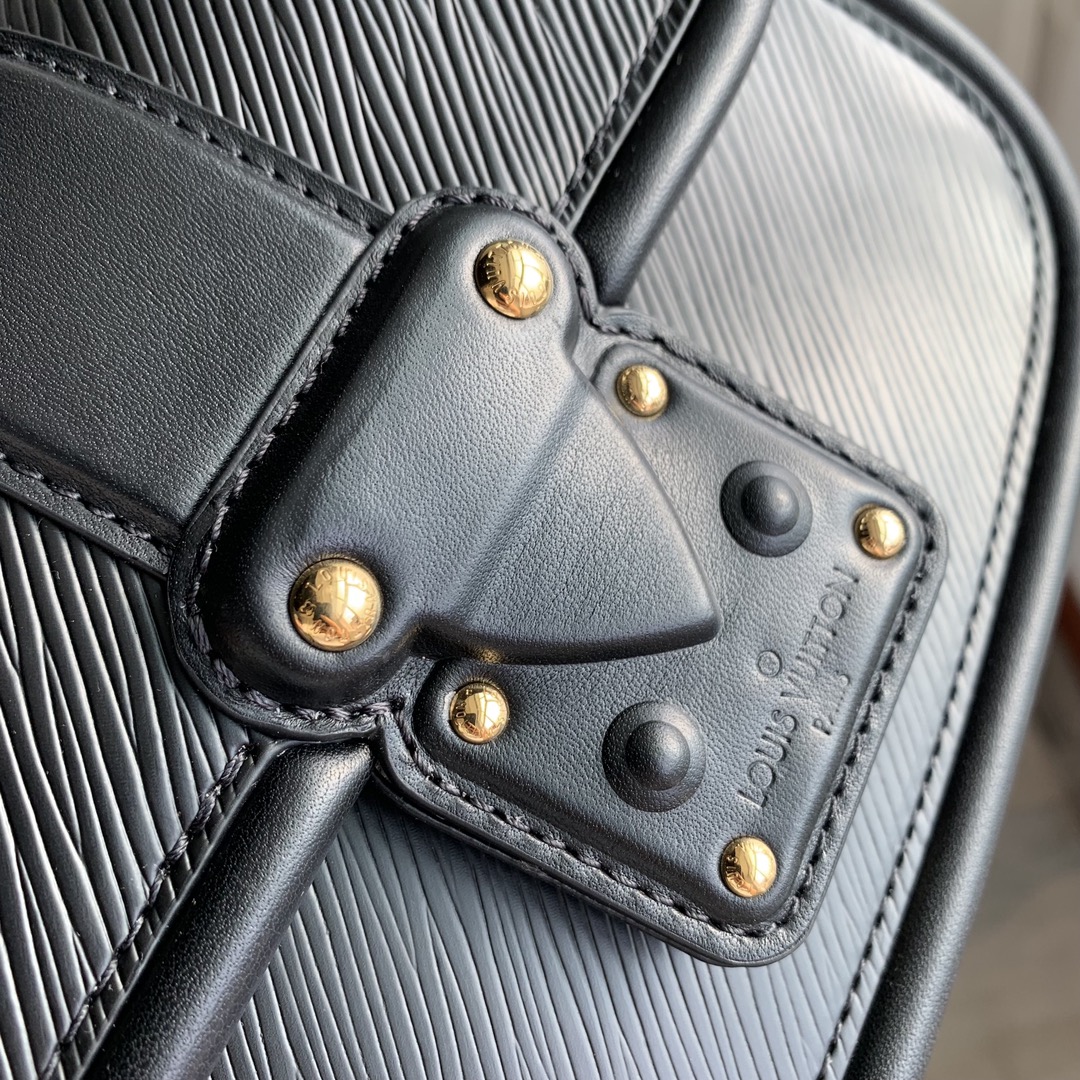 l**is V*t*n hide & seek bag-21 x 15 x 8cm