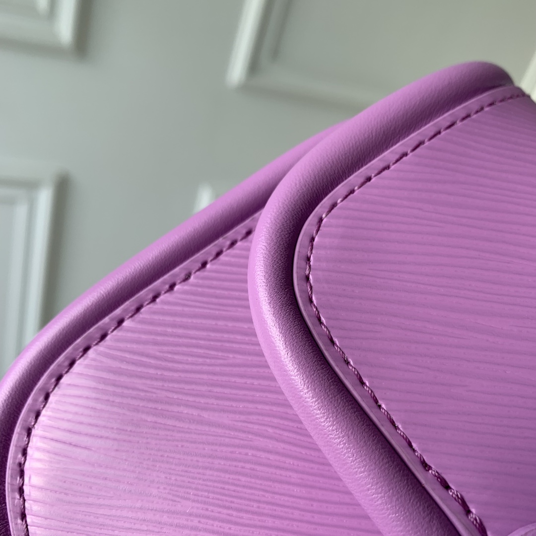 l**is V*t*n hide & seek bag-21 x 15 x 8cm