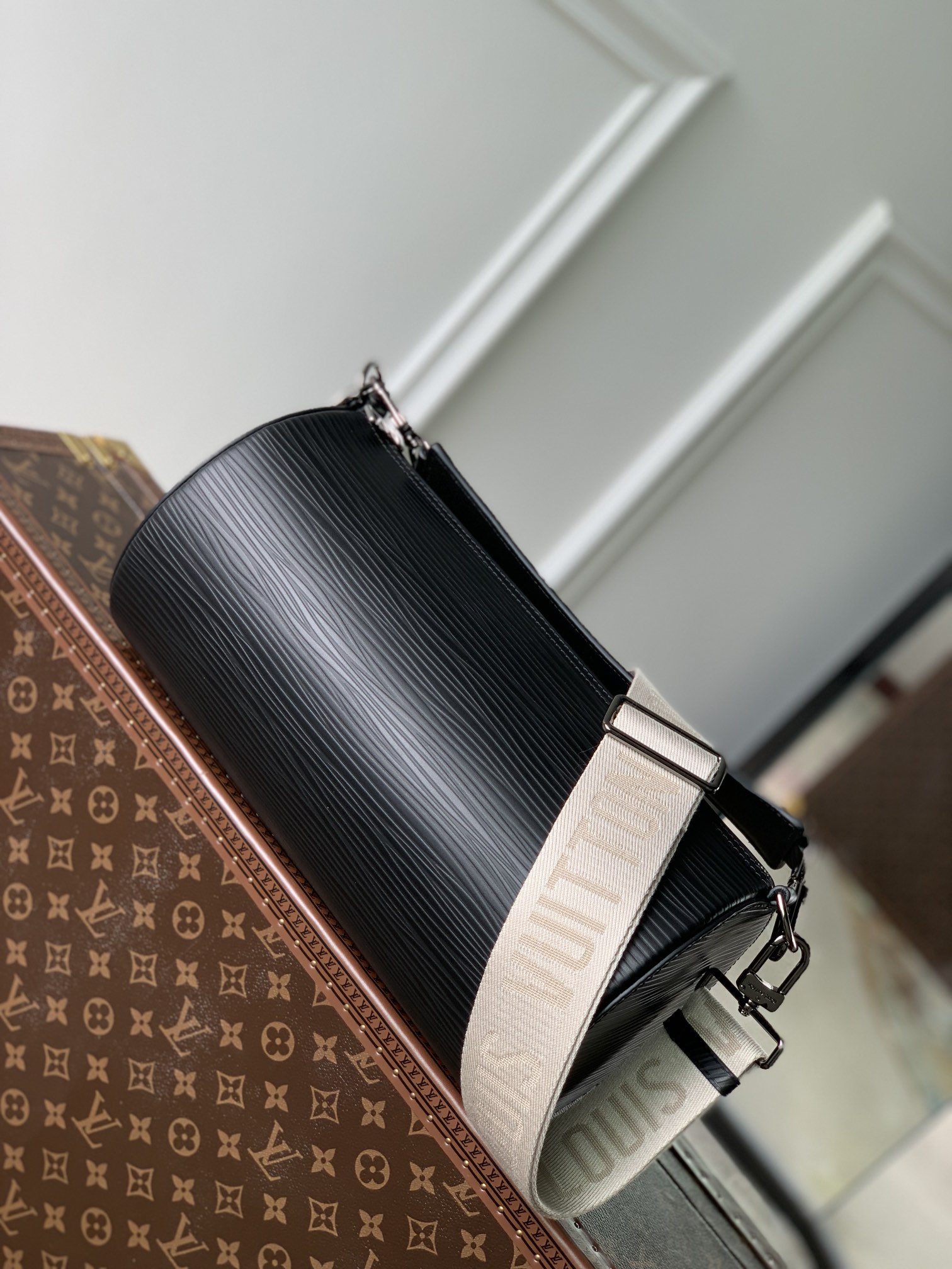 l**is V*t*n soft polochon bag m46692-27x 15x 15cm