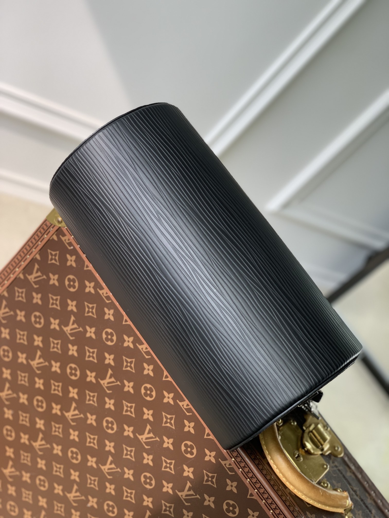 l**is V*t*n soft polochon bag m46692-27x 15x 15cm