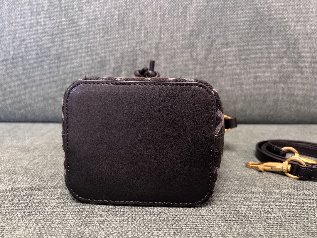 Valentino GARAVANIVLOGO SIGNATURE Bag-12*18*10CM