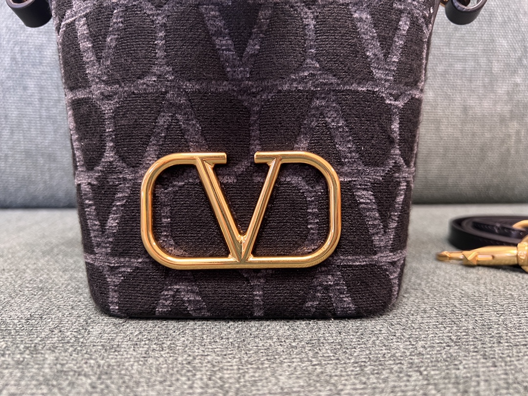 Valentino GARAVANIVLOGO SIGNATURE Bag-12*18*10CM
