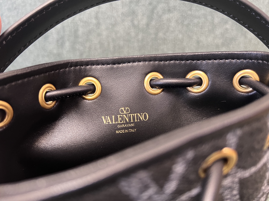 Valentino GARAVANIVLOGO SIGNATURE Bag-12*18*10CM