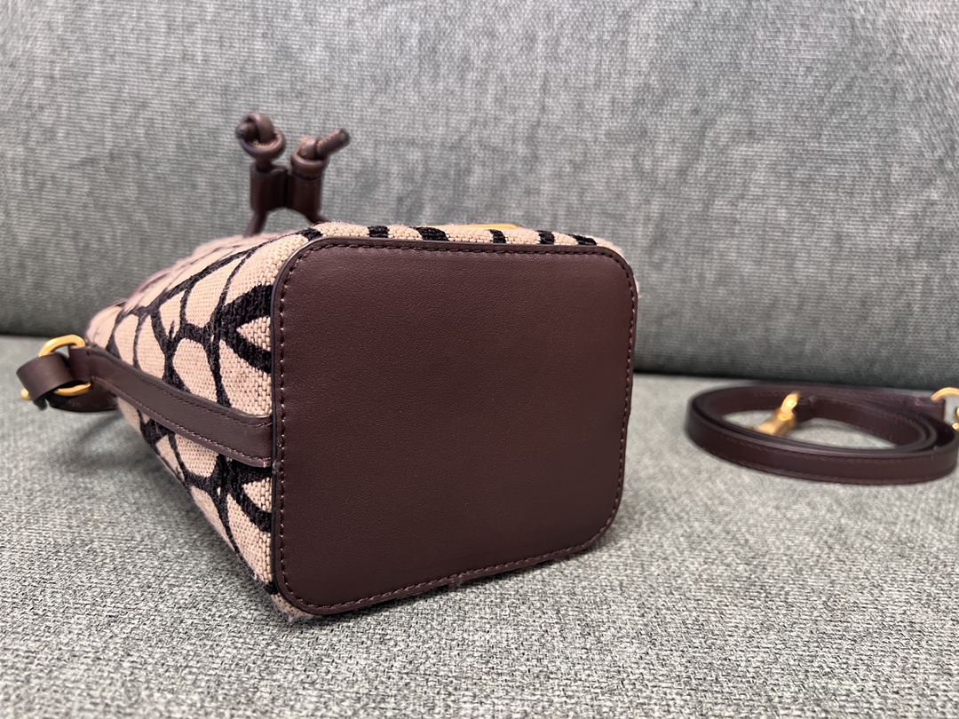 Valentino GARAVANIVLOGO SIGNATURE Bag-12*18*10CM