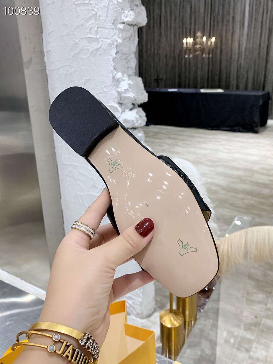 l**is V*t*n slippers