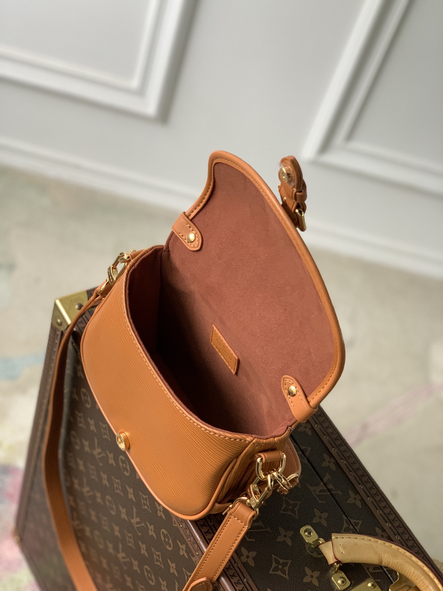 l**is V*t*n saumur bb-20 x 16 x 7.5cm