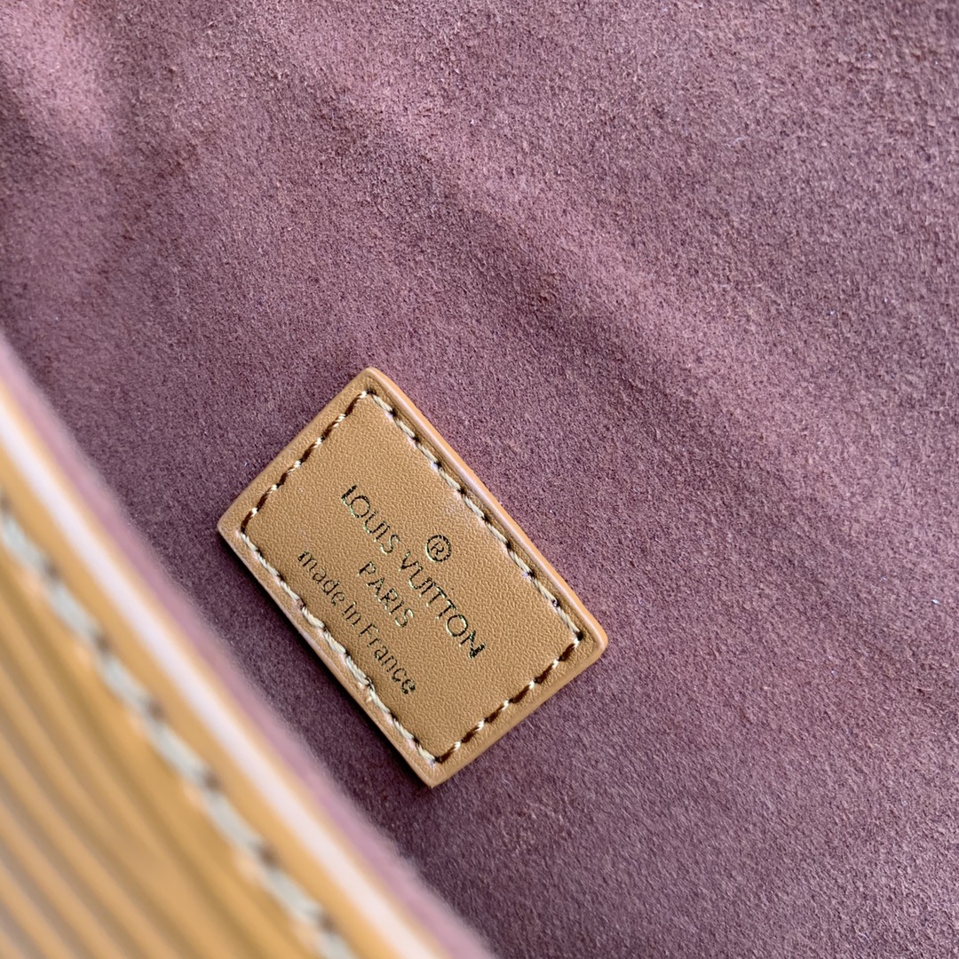 l**is V*t*n saumur bb-20 x 16 x 7.5cm