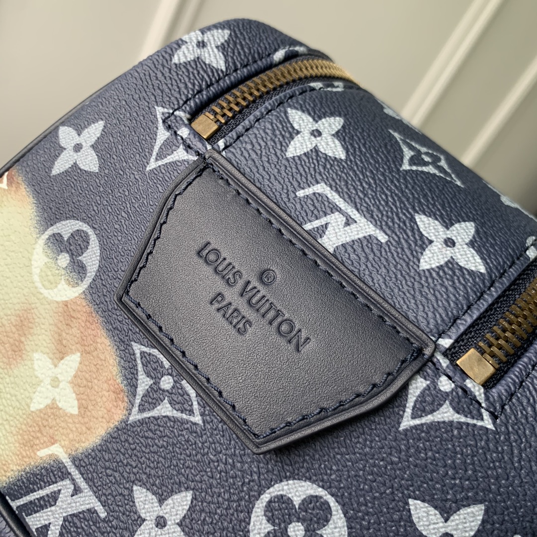 l**is V*t*n dopp kit-28 x 15 x 16.5cm
