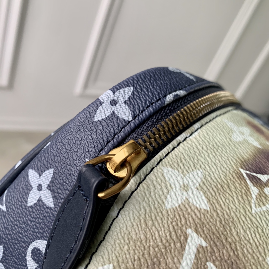 l**is V*t*n dopp kit-28 x 15 x 16.5cm
