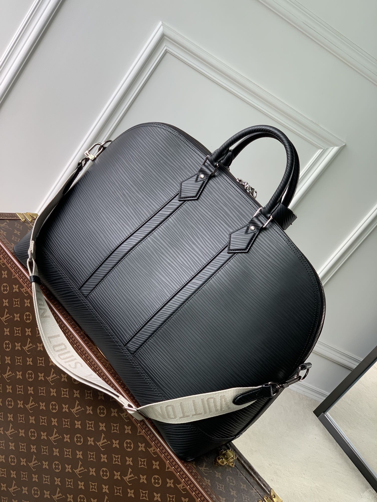 l**is V*t*n alma travel bag-64 x 42 x 22cm