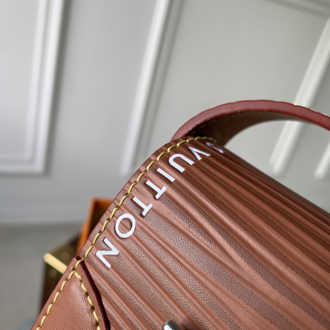 l**is V*t*n micro steamer bag-13*8*4.5cm