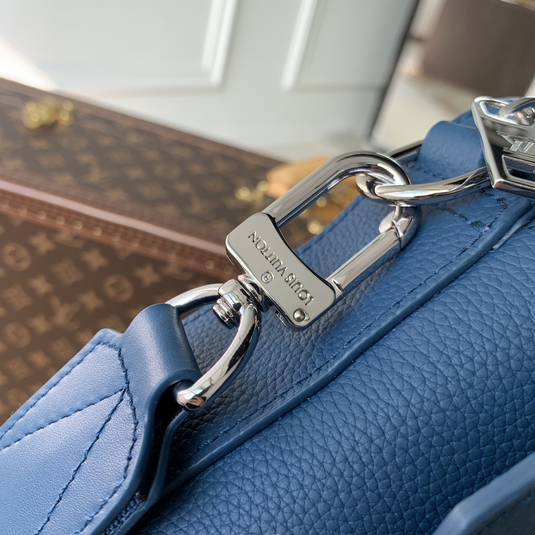 l**is V*t*n fastline messenger bag-23.5 x 18 x 7cm