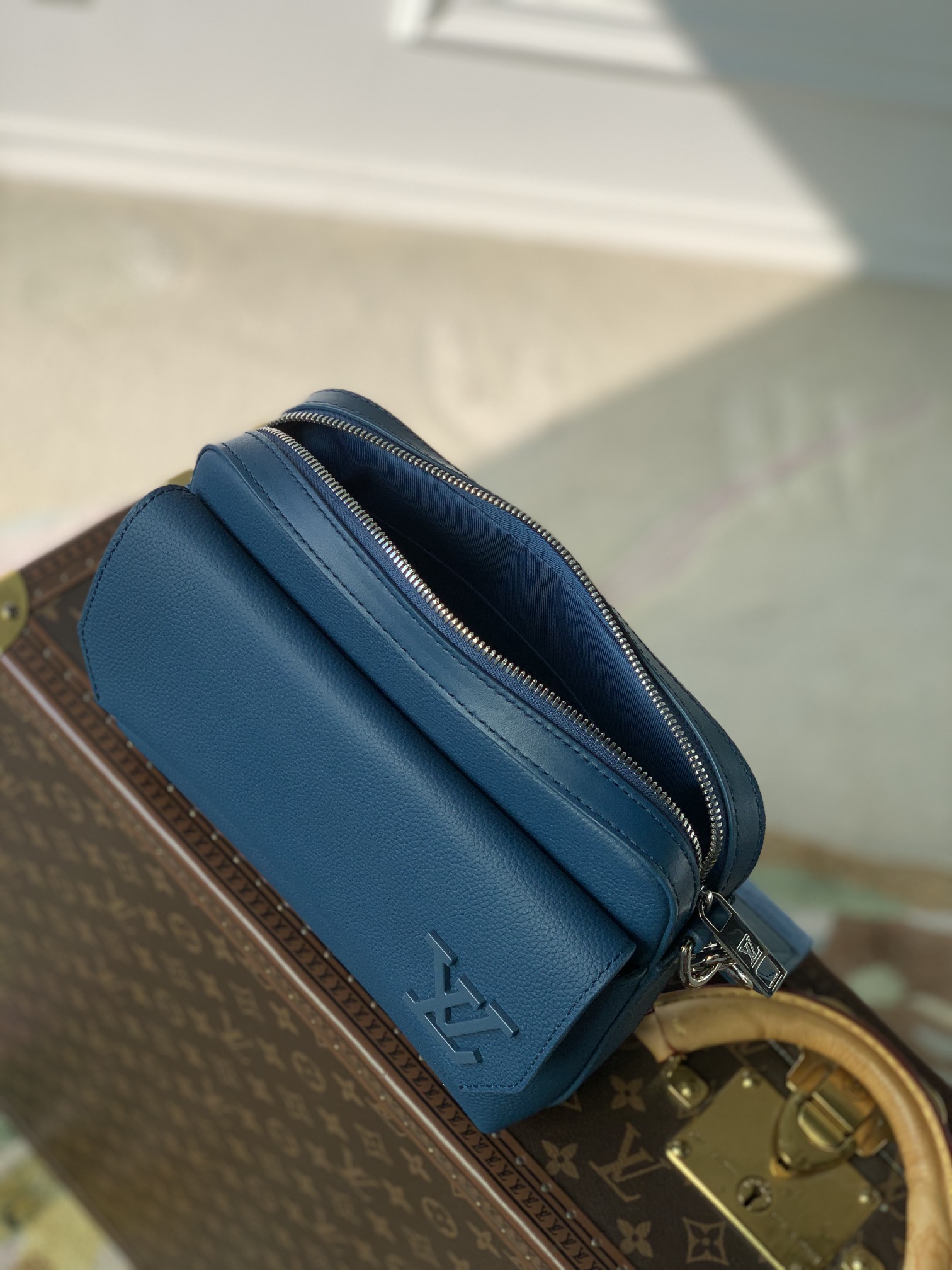 l**is V*t*n fastline messenger bag-23.5 x 18 x 7cm