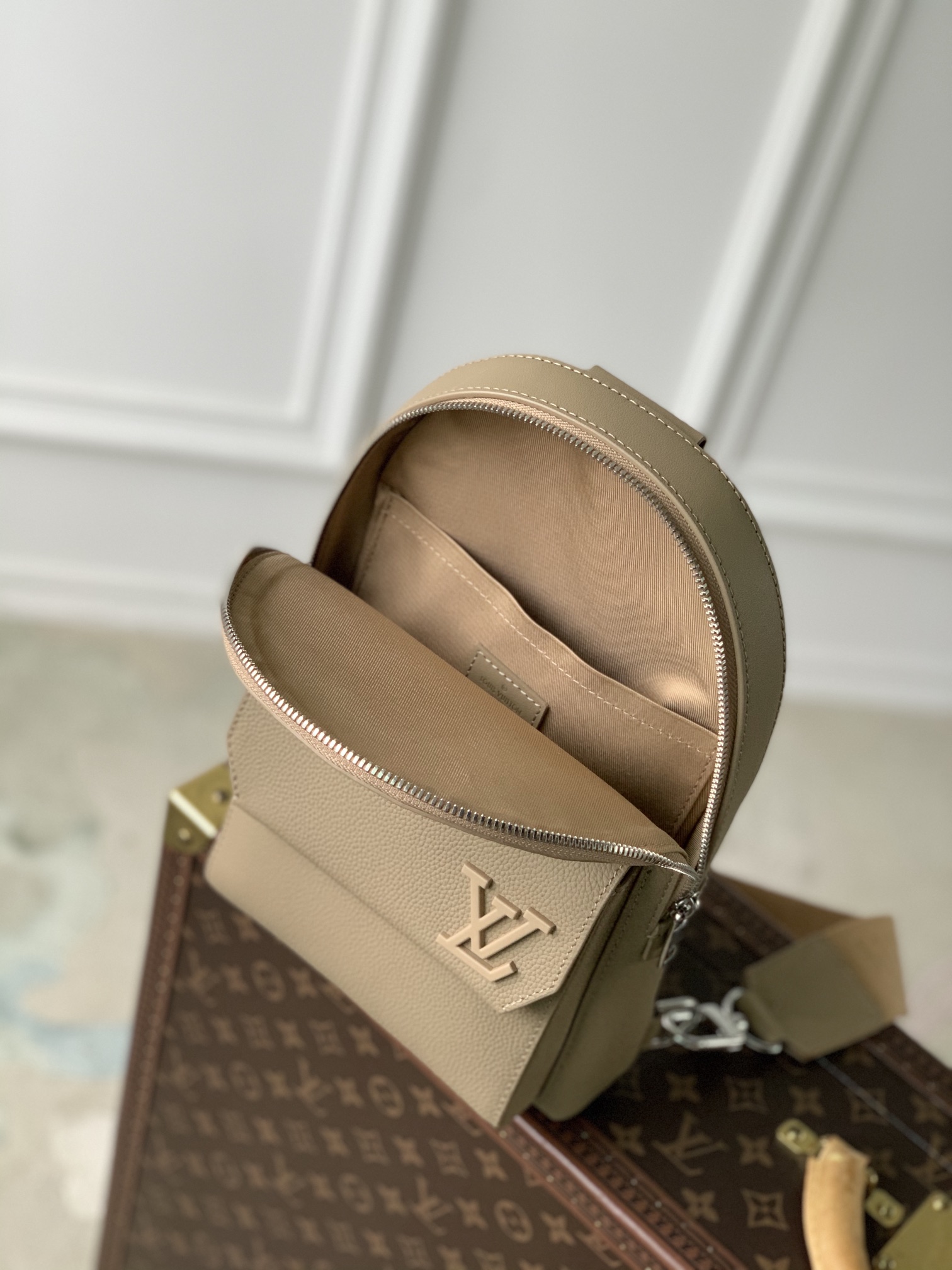 l**is V*t*n pilot backpack-20.0 x 30.0 x 4cm