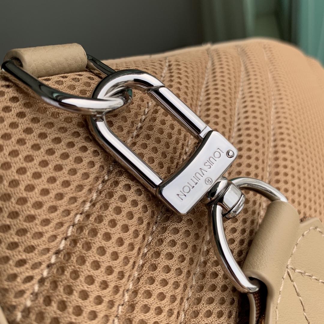 l**is V*t*n pilot backpack-20.0 x 30.0 x 4cm