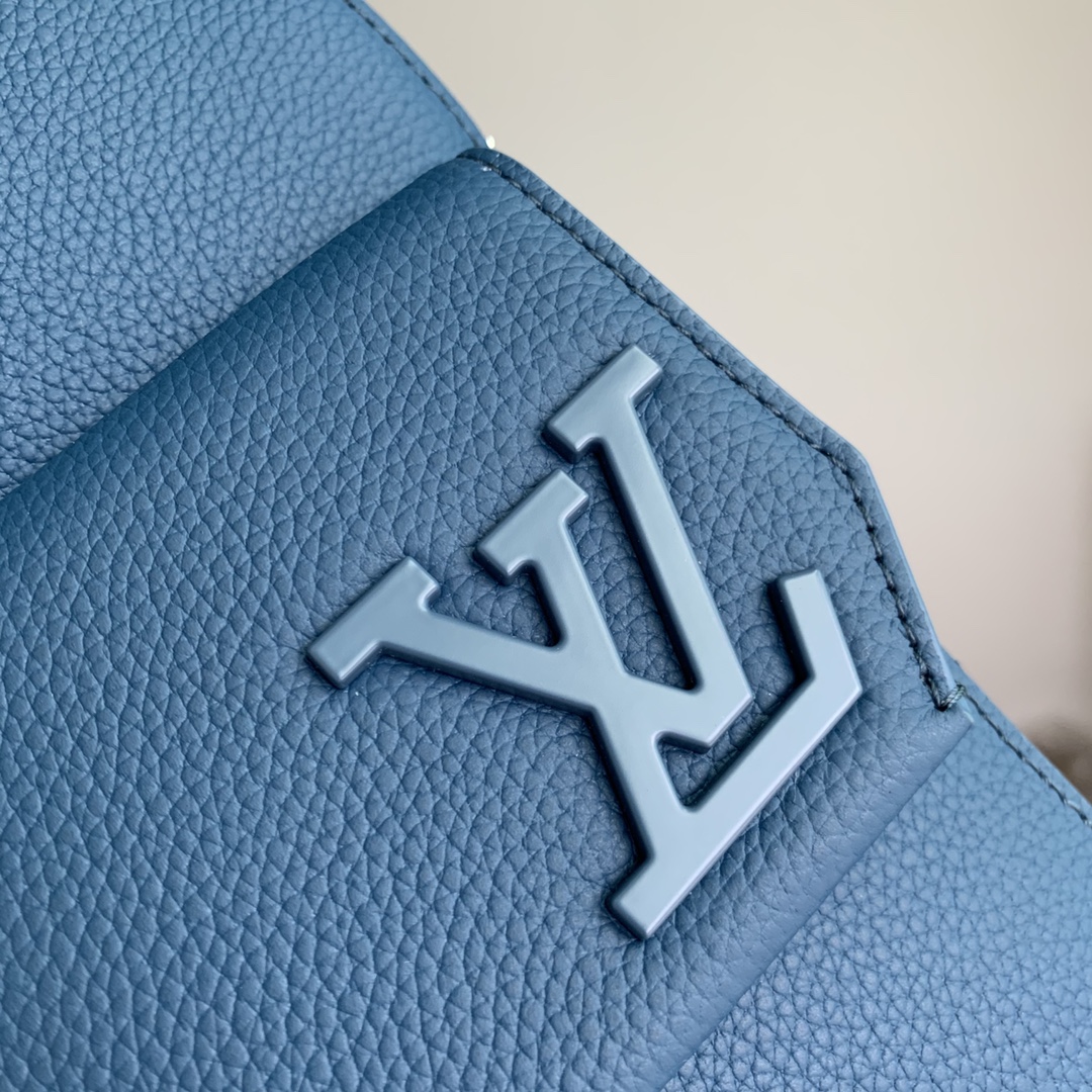 l**is V*t*n pilot backpack-20.0 x 30.0 x 4cm