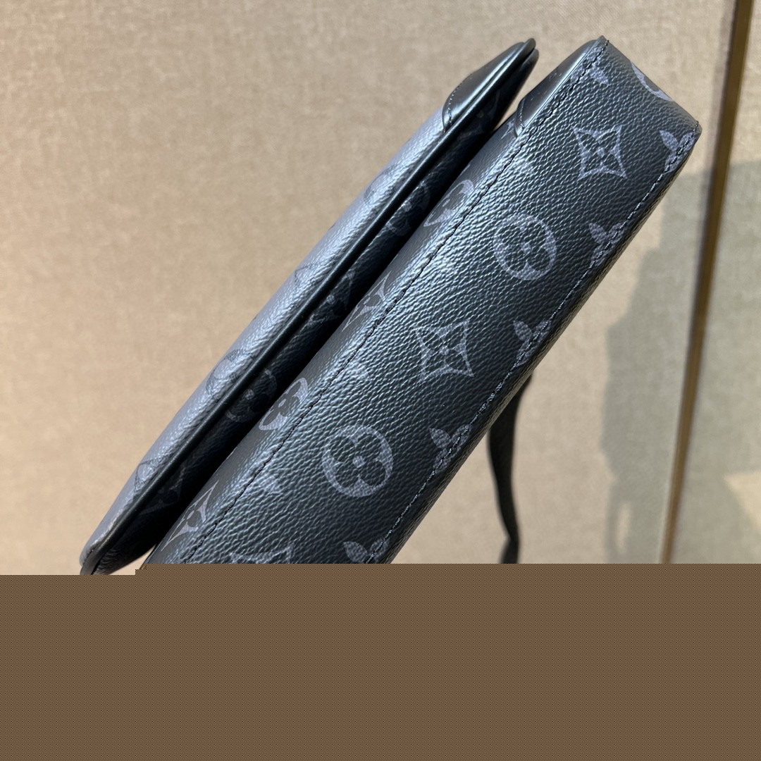 l**is V*t*n trio messenger bag -m22481-25 x 18.5 x 7cm