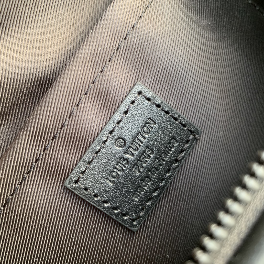 l**is V*t*n moon crossbody bag-24.5 x 16 x 4.55cm