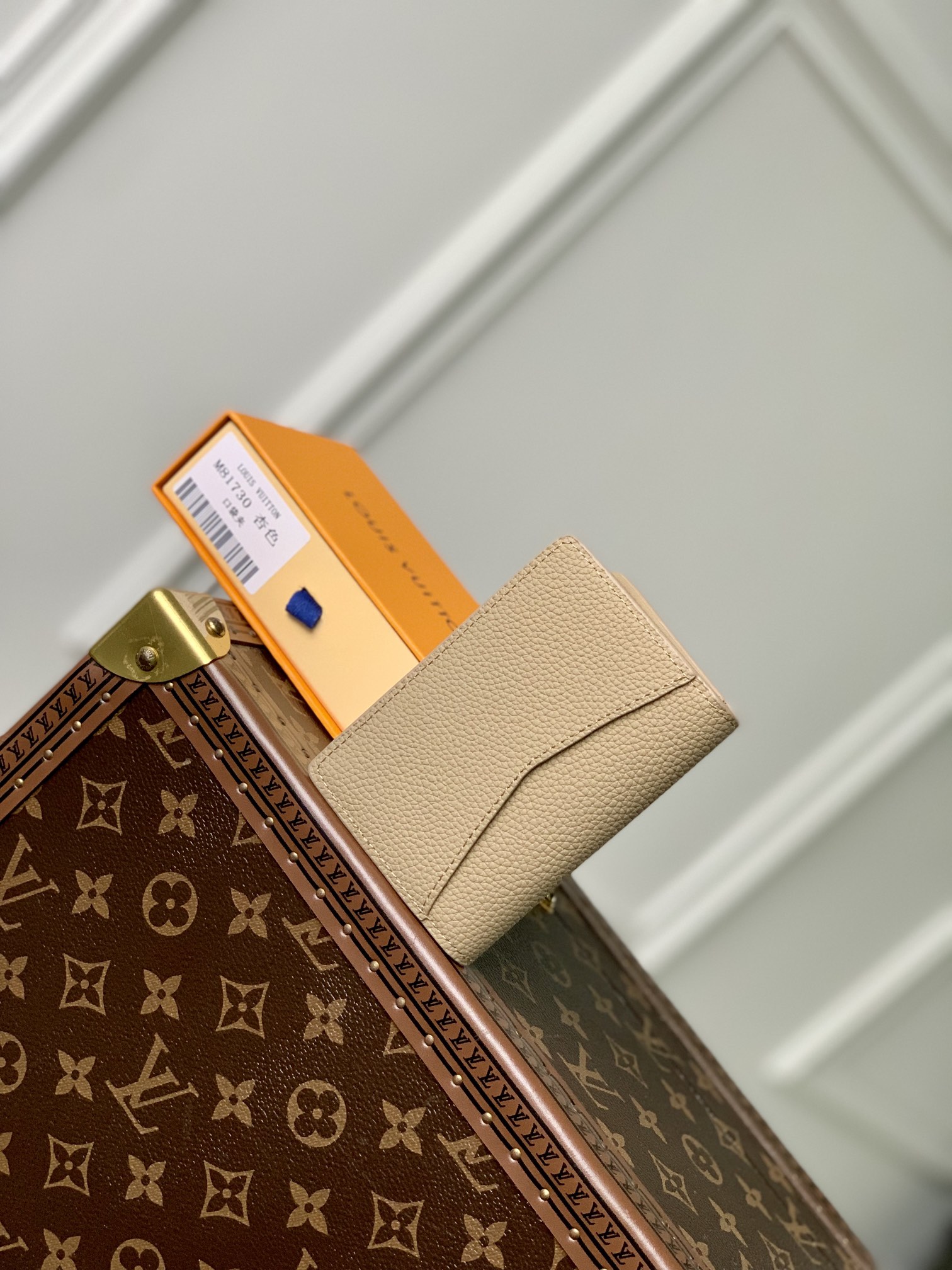 l**is V*t*n aerogram wallet-8 x 11 x 1cm