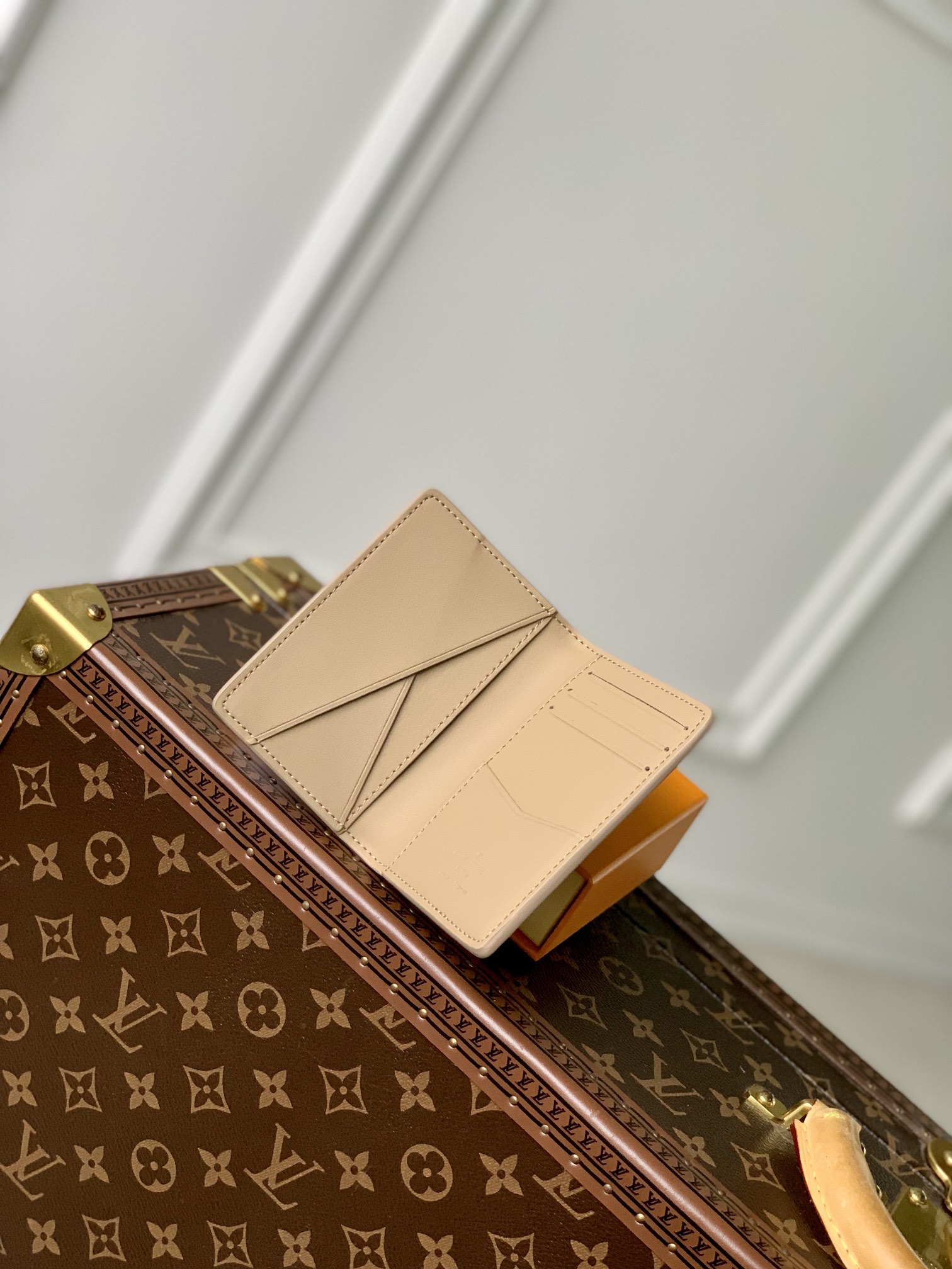 l**is V*t*n aerogram wallet-8 x 11 x 1cm