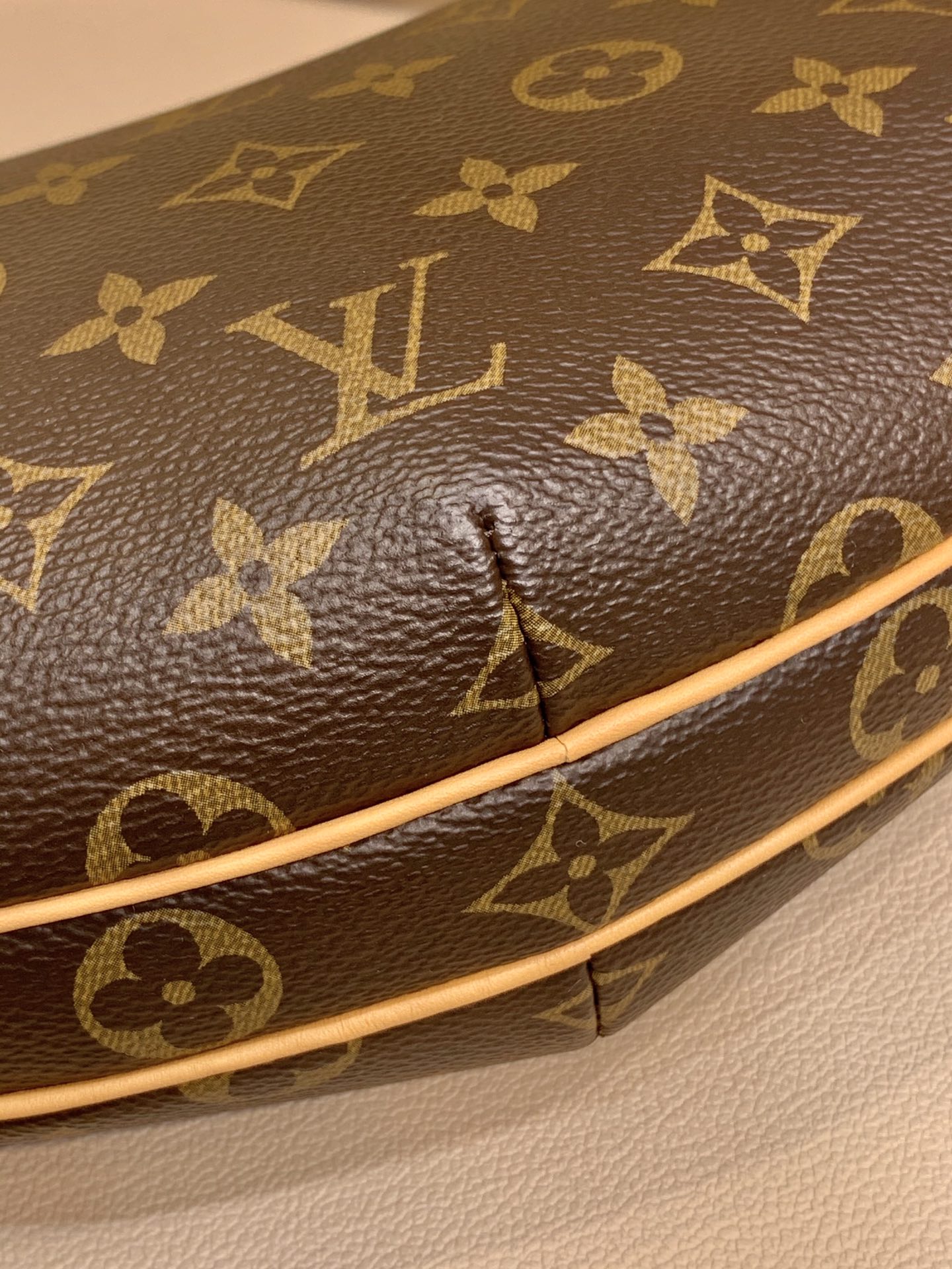 l**is V*t*n pochette croissant-26✖️13cm
