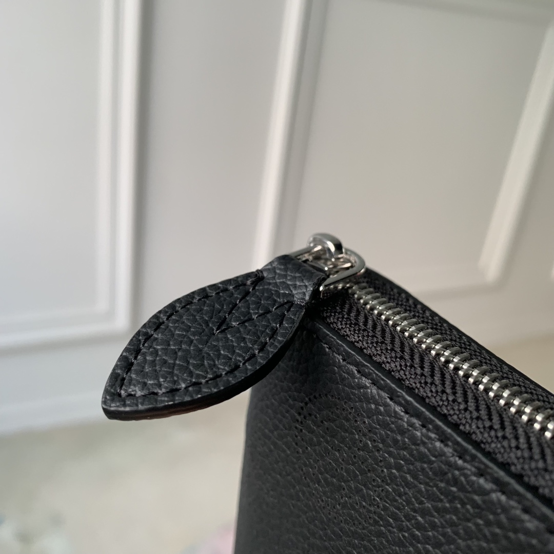 l**is V*t*n wallet-m81558-11.5 x 10.5 x 2cm
