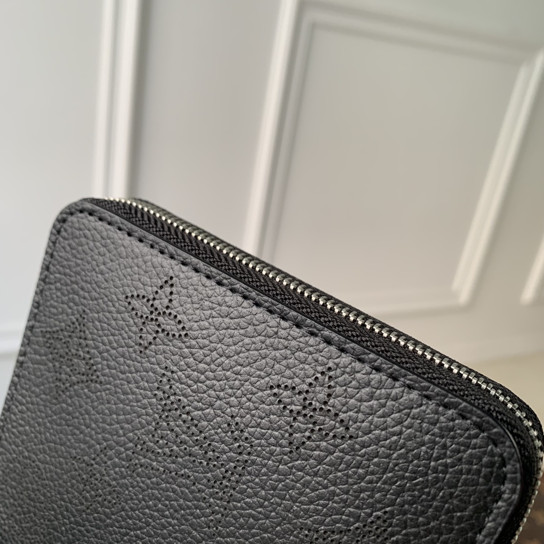 l**is V*t*n wallet-m81558-11.5 x 10.5 x 2cm