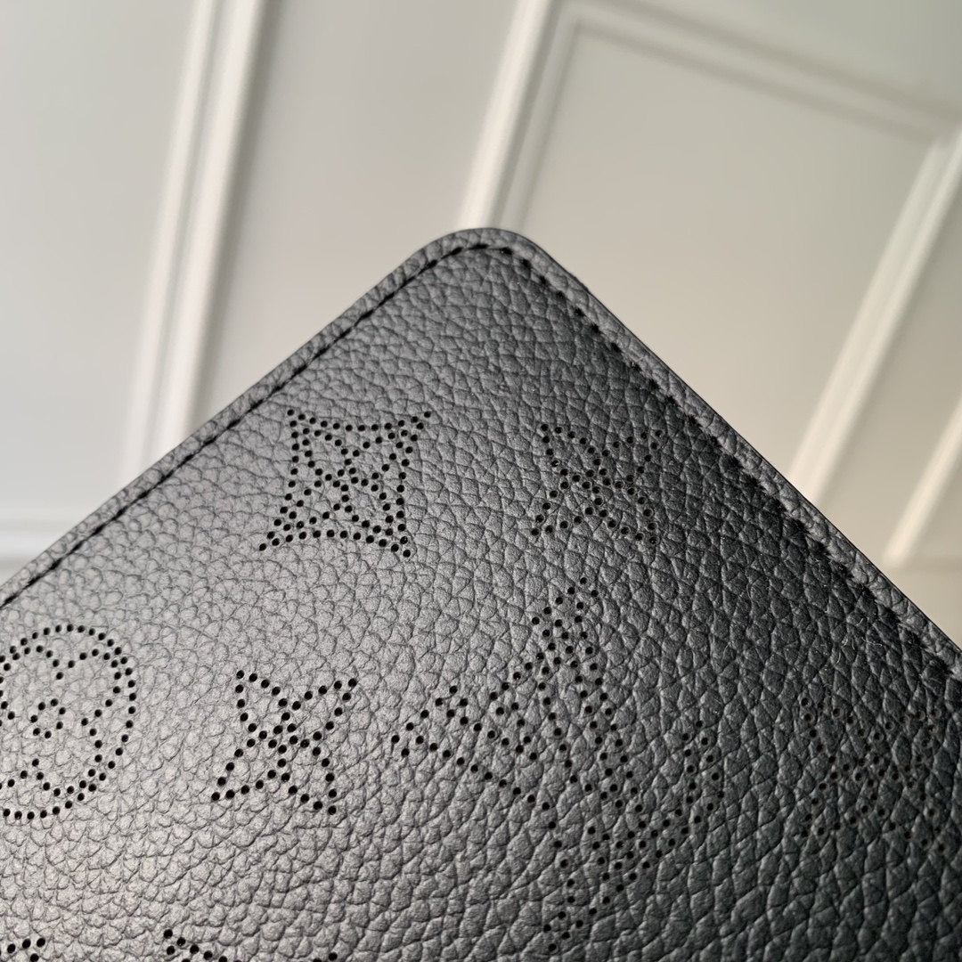 l**is V*t*n wallet-m81558-11.5 x 10.5 x 2cm
